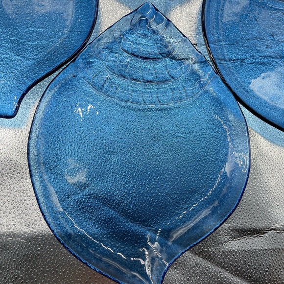 Set of 4 Blue Crackled glass seashell shaped plates. - Picture 2 of 5